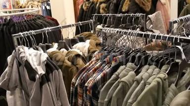 德国纽伦堡-2018年12月3日：在商场的一家服装店里，男人在衣架上`时尚和时尚的衣服